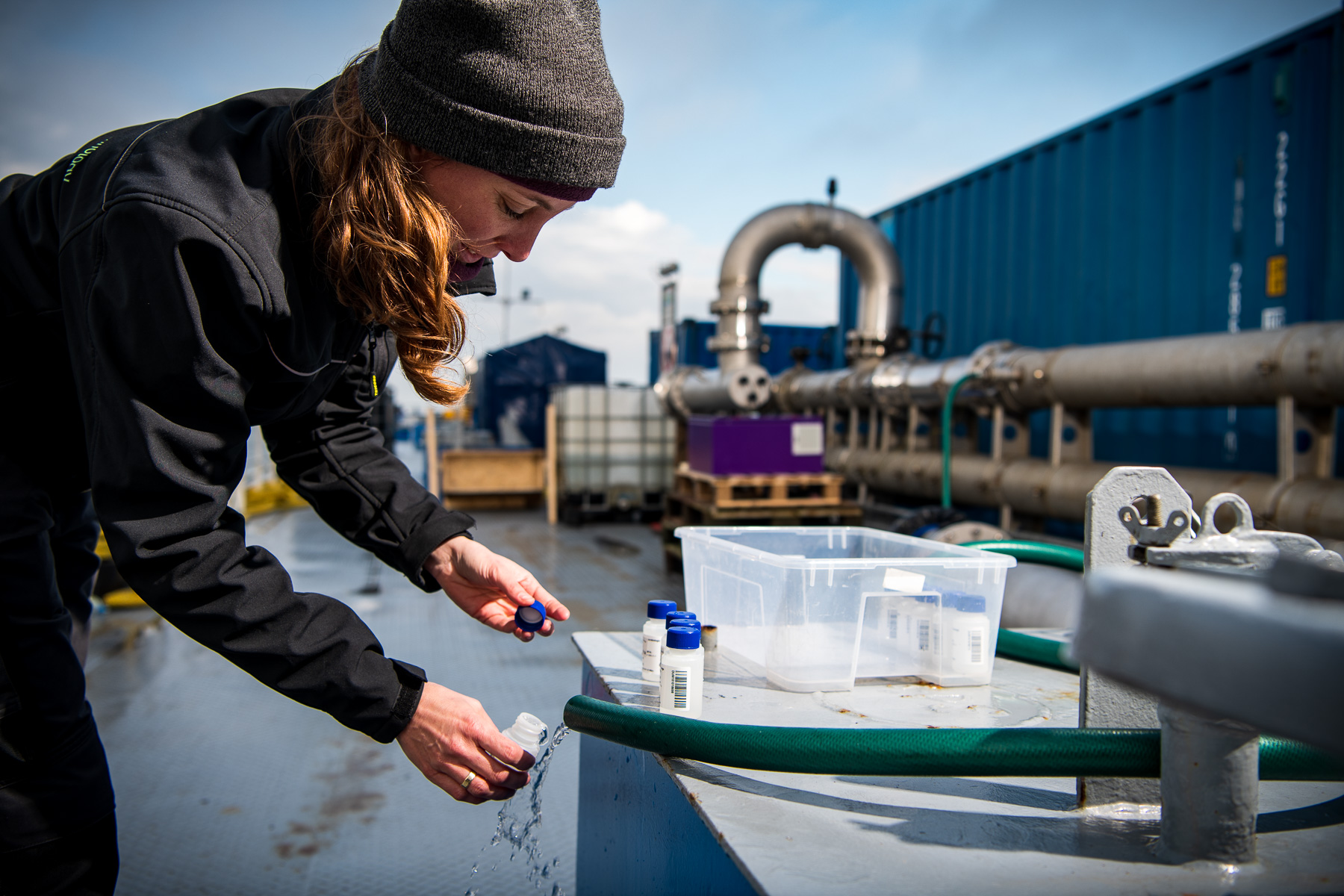 Janine - validatie MEA 2022 A Van Remmen colleague taking a watersample