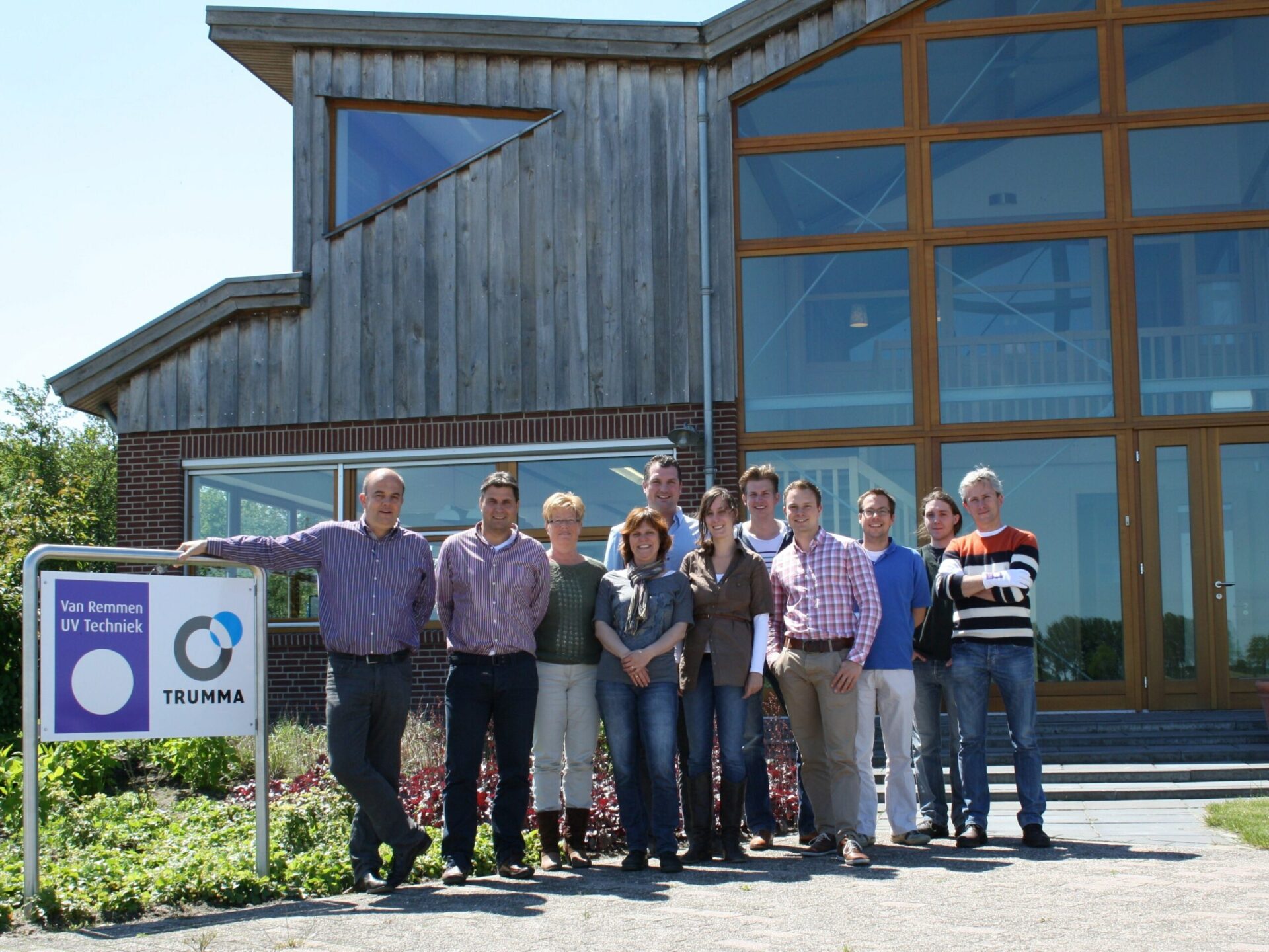 Werknemers Van Remmen UV Techniek 2013 Van Remmen colleagues in 2013 in front of the office
