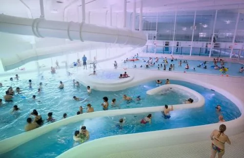 Hofbad Swimming pool with lots of visitors